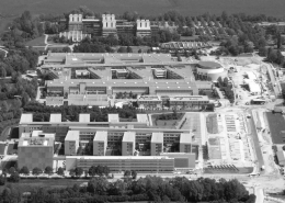 Portfolio IEP: Neubau Leibniz Rechenzentrum mit Instituts- und Hörsaalgebäude Luftansicht - schwarz-weiß